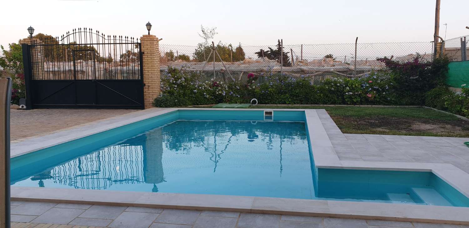 SE ALQUILA GRAN CHALET INDENDIENTE CON PISCINA EN ZONA CAMPO-PLAYA EN LA REYERTA ENTRE SANLUCAR Y CHIPIONA