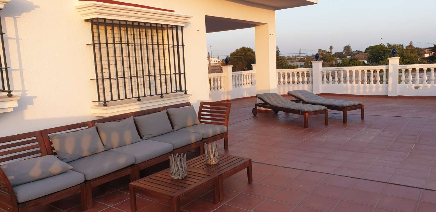 SE ALQUILA GRAN CHALET INDENDIENTE CON PISCINA EN ZONA CAMPO-PLAYA EN LA REYERTA ENTRE SANLUCAR Y CHIPIONA