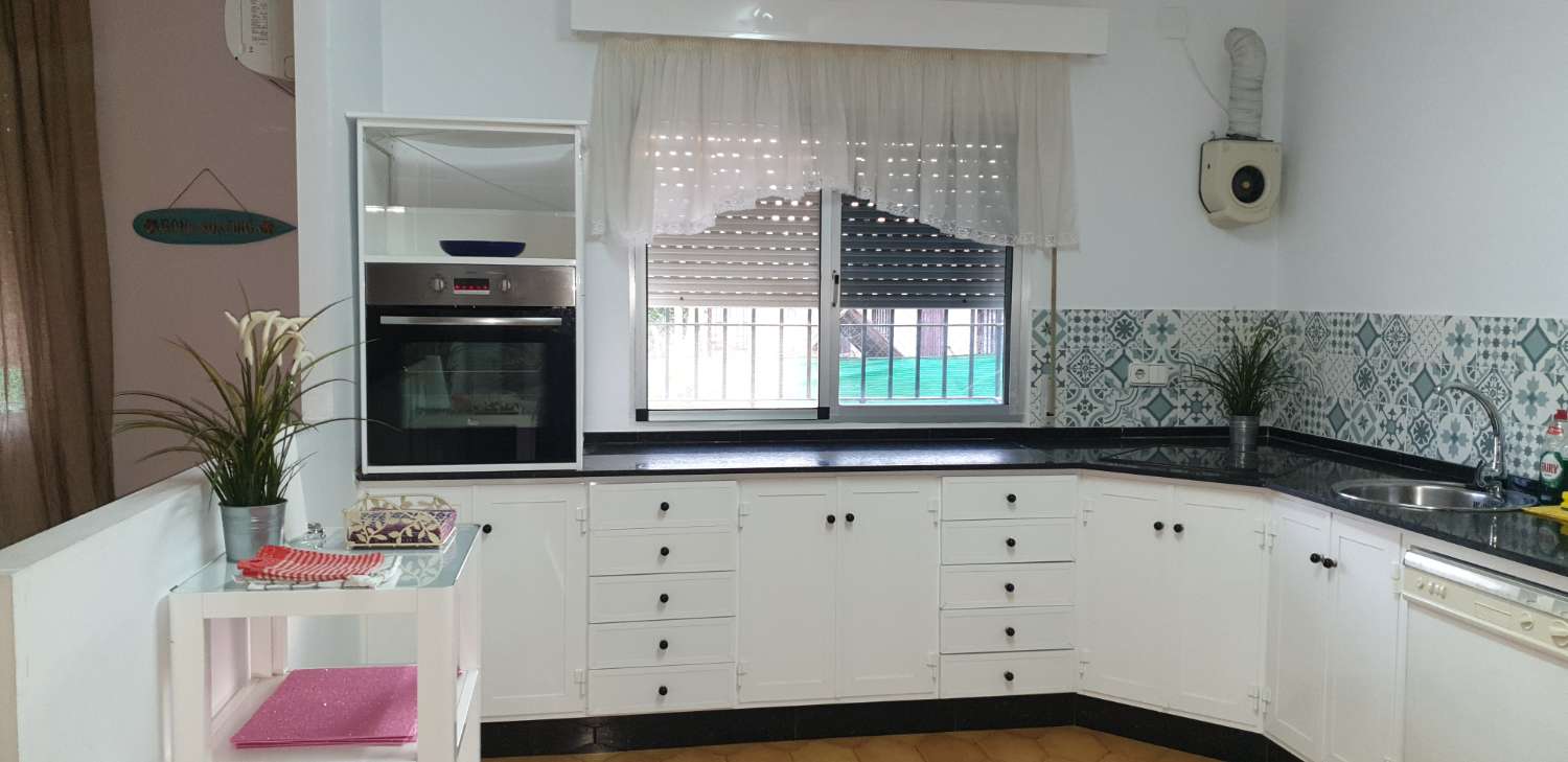 SE ALQUILA GRAN CHALET INDENDIENTE CON PISCINA EN ZONA CAMPO-PLAYA EN LA REYERTA ENTRE SANLUCAR Y CHIPIONA