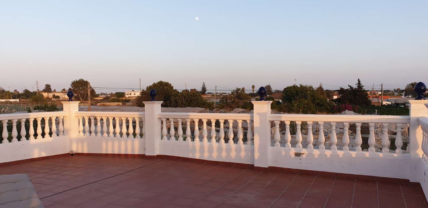 SE ALQUILA GRAN CHALET INDENDIENTE CON PISCINA EN ZONA CAMPO-PLAYA EN LA REYERTA ENTRE SANLUCAR Y CHIPIONA
