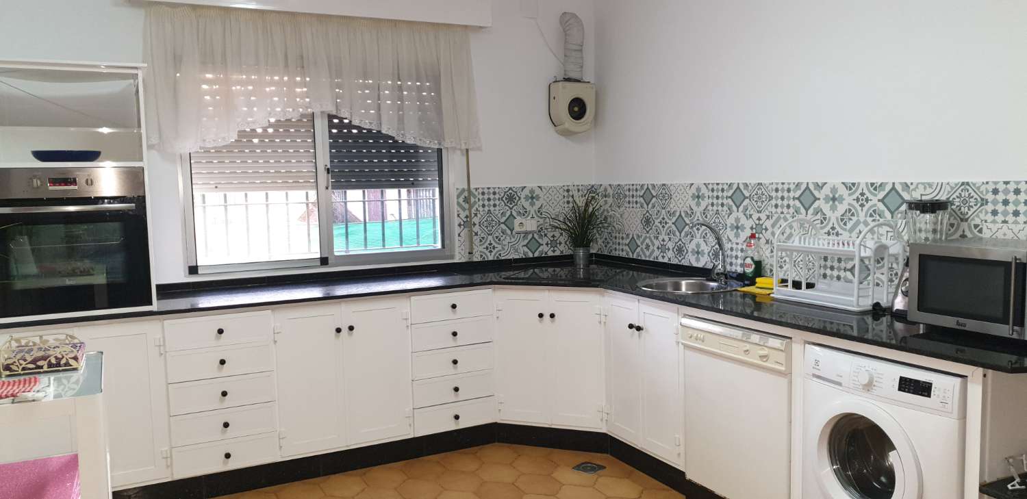 SE ALQUILA GRAN CHALET INDENDIENTE CON PISCINA EN ZONA CAMPO-PLAYA EN LA REYERTA ENTRE SANLUCAR Y CHIPIONA