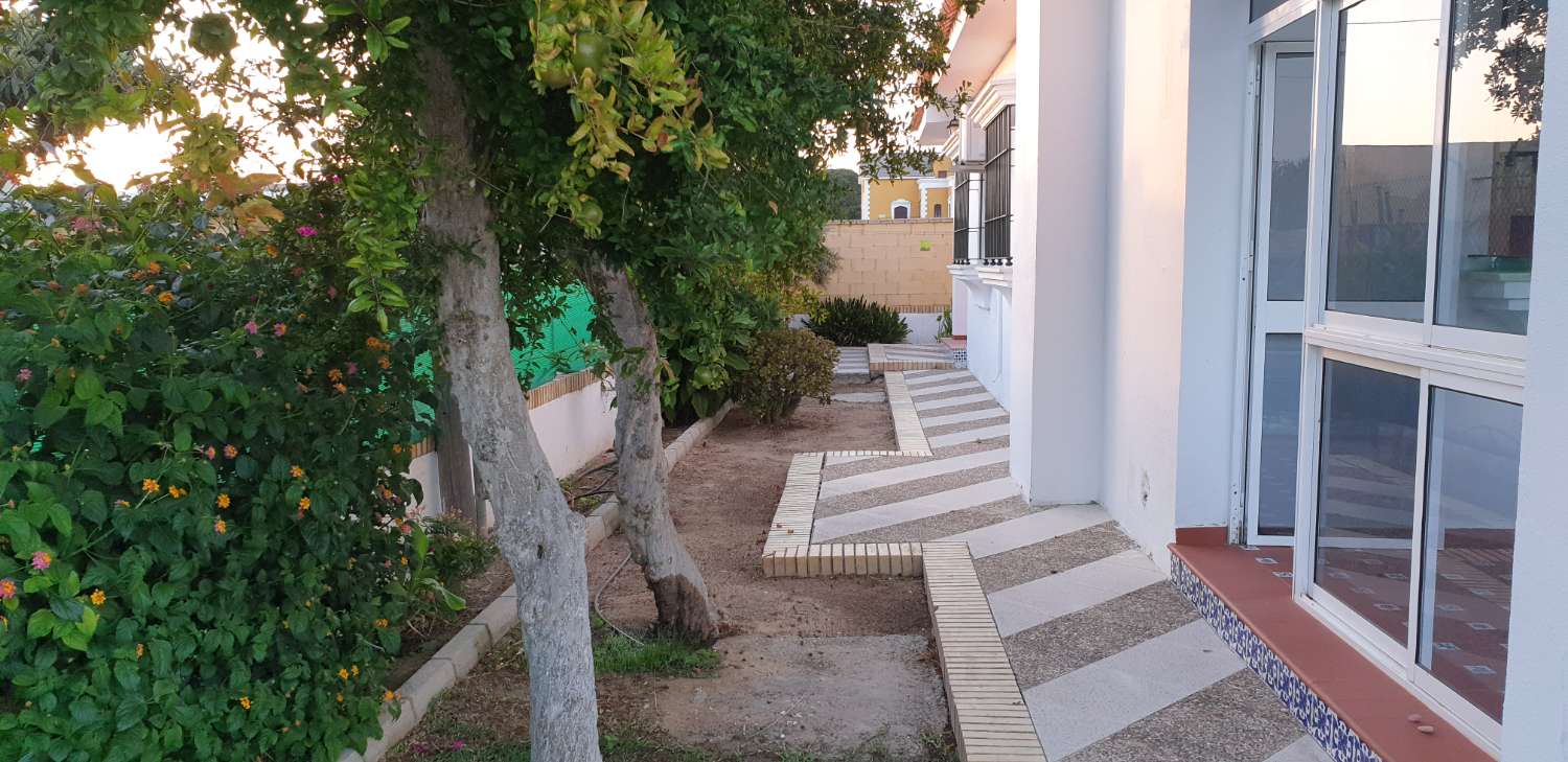 SE ALQUILA GRAN CHALET INDENDIENTE CON PISCINA EN ZONA CAMPO-PLAYA EN LA REYERTA ENTRE SANLUCAR Y CHIPIONA