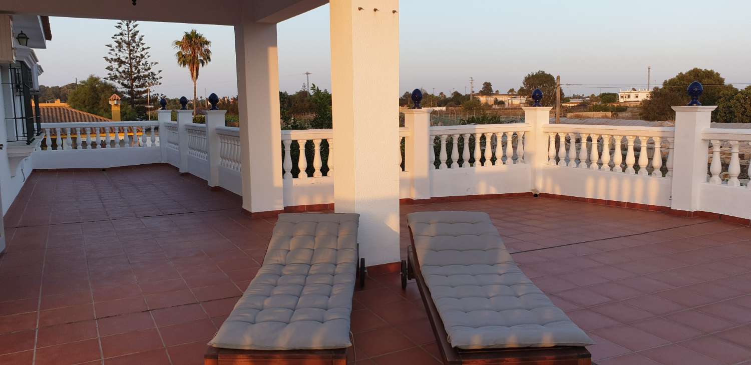 SE ALQUILA GRAN CHALET INDENDIENTE CON PISCINA EN ZONA CAMPO-PLAYA EN LA REYERTA ENTRE SANLUCAR Y CHIPIONA