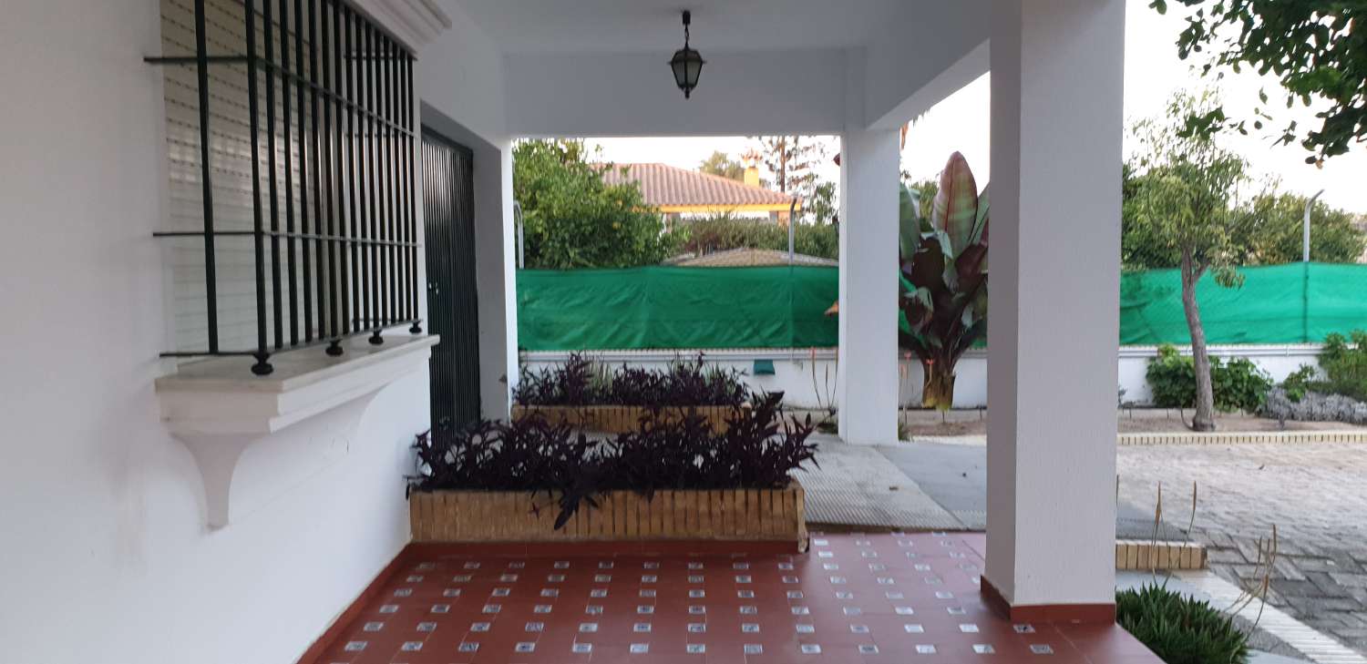 SE ALQUILA GRAN CHALET INDENDIENTE CON PISCINA EN ZONA CAMPO-PLAYA EN LA REYERTA ENTRE SANLUCAR Y CHIPIONA