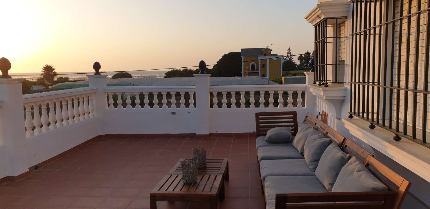 SE ALQUILA GRAN CHALET INDENDIENTE CON PISCINA EN ZONA CAMPO-PLAYA EN LA REYERTA ENTRE SANLUCAR Y CHIPIONA