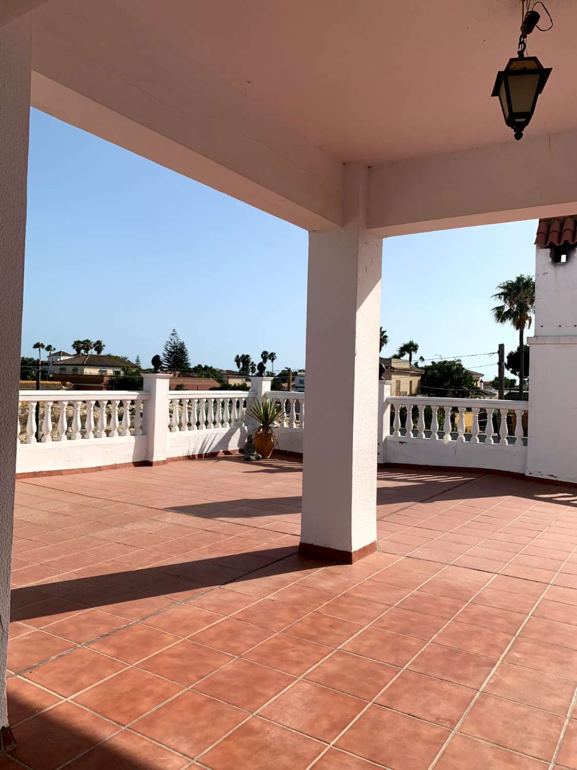 SE ALQUILA GRAN CHALET INDENDIENTE CON PISCINA EN ZONA CAMPO-PLAYA EN LA REYERTA ENTRE SANLUCAR Y CHIPIONA