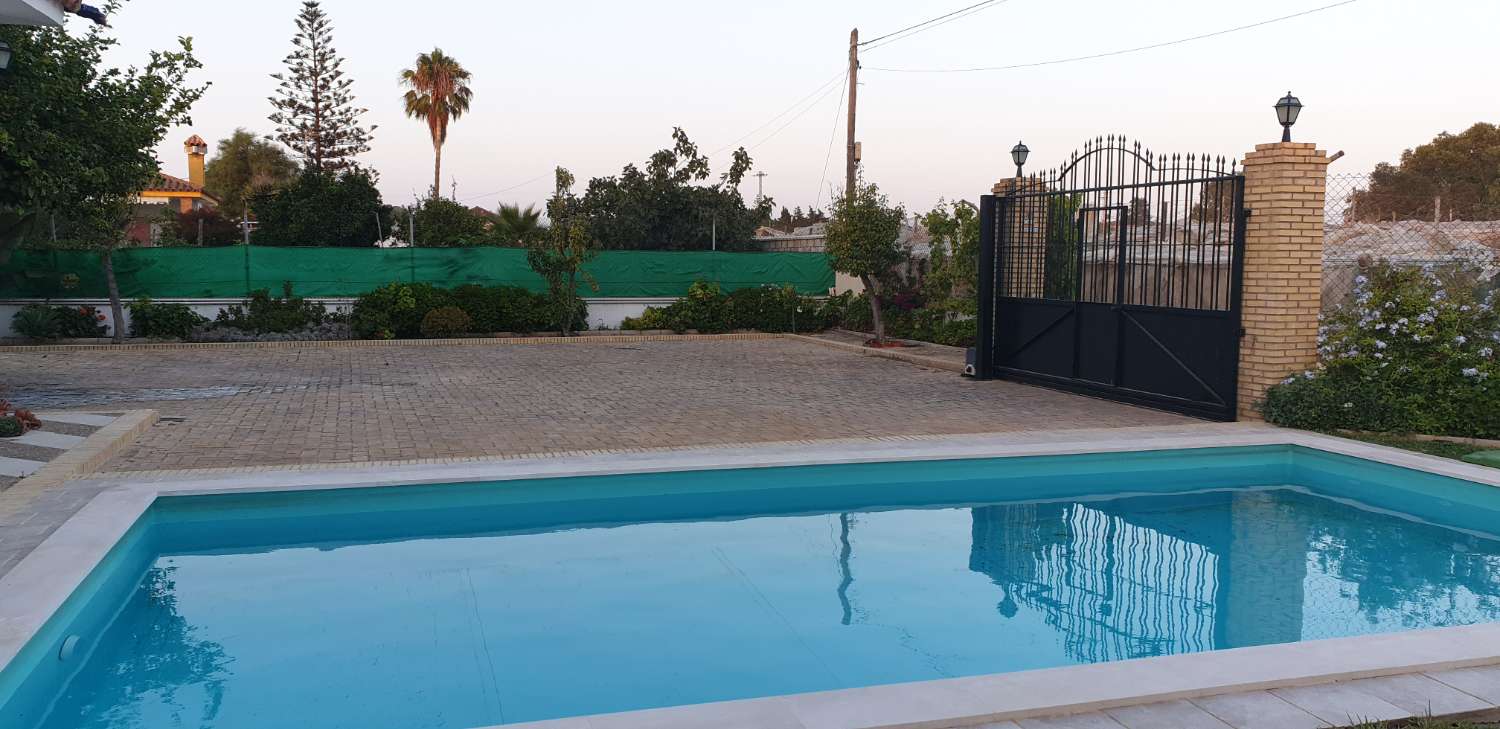 SE ALQUILA GRAN CHALET INDENDIENTE CON PISCINA EN ZONA CAMPO-PLAYA EN LA REYERTA ENTRE SANLUCAR Y CHIPIONA