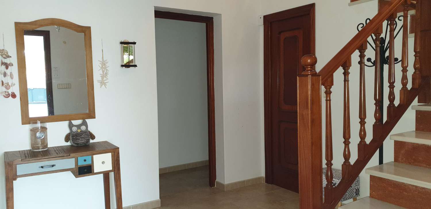 SE ALQUILA GRAN CHALET INDENDIENTE CON PISCINA EN ZONA CAMPO-PLAYA EN LA REYERTA ENTRE SANLUCAR Y CHIPIONA