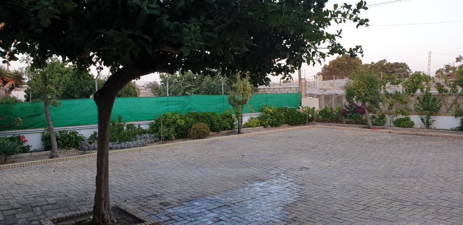 SE ALQUILA GRAN CHALET INDENDIENTE CON PISCINA EN ZONA CAMPO-PLAYA EN LA REYERTA ENTRE SANLUCAR Y CHIPIONA