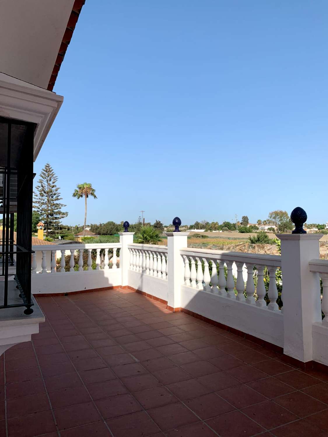 SE ALQUILA GRAN CHALET INDENDIENTE CON PISCINA EN ZONA CAMPO-PLAYA EN LA REYERTA ENTRE SANLUCAR Y CHIPIONA