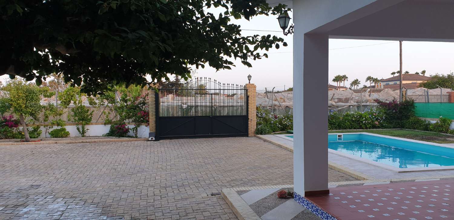 SE ALQUILA GRAN CHALET INDENDIENTE CON PISCINA EN ZONA CAMPO-PLAYA EN LA REYERTA ENTRE SANLUCAR Y CHIPIONA