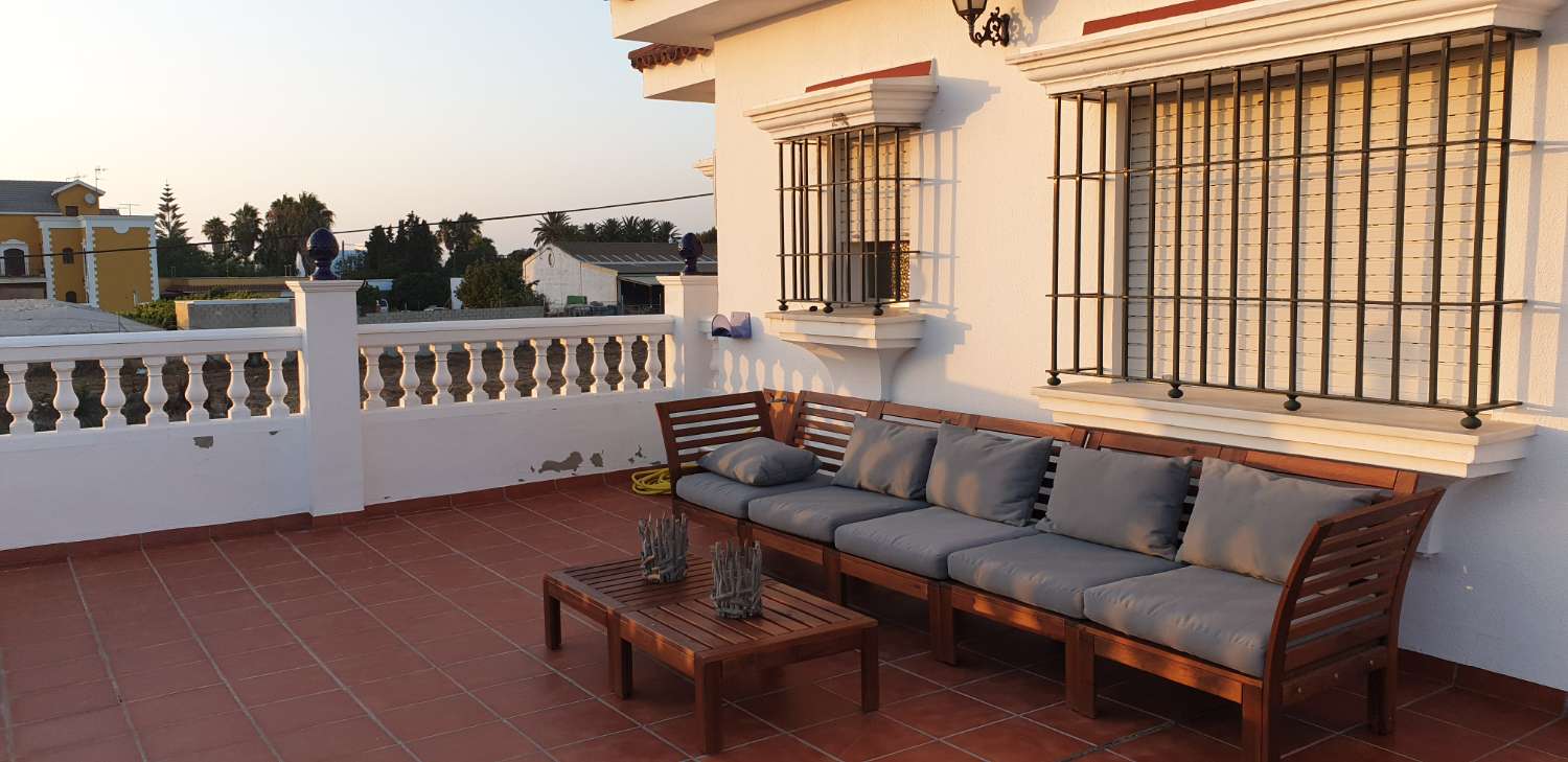 SE ALQUILA GRAN CHALET INDENDIENTE CON PISCINA EN ZONA CAMPO-PLAYA EN LA REYERTA ENTRE SANLUCAR Y CHIPIONA