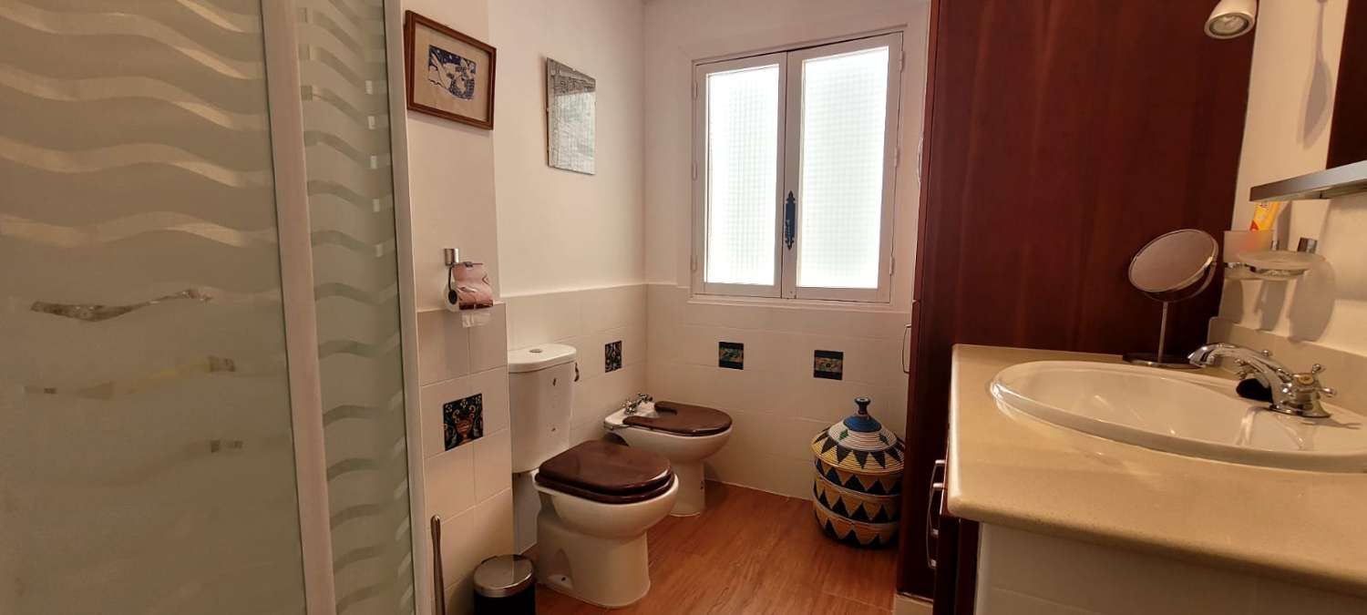 SEHR CHARMANTE UND HELLE WOHNUNG ZUR MIETE VON 75 M² IN DER NÄHE DES ZENTRUMS UND STRANDES FÜR SAISONZEITEN IN SANLUCAR DE BARRAMEDA