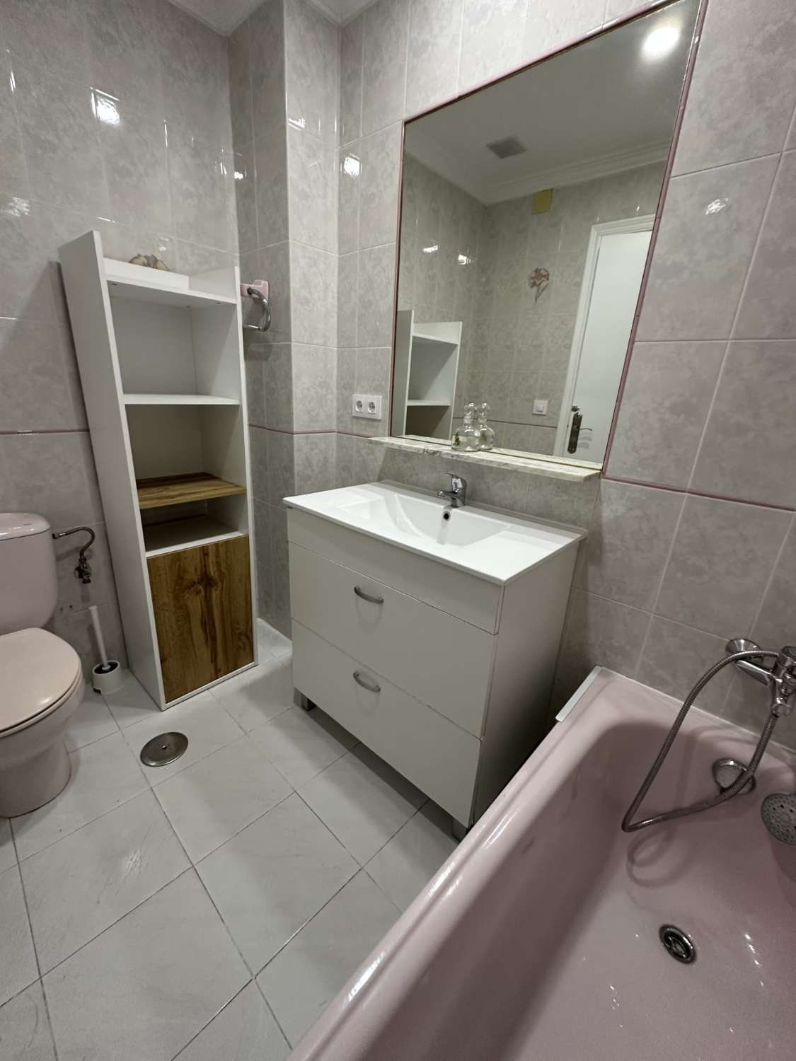 RUMMELIGT OG LYST VÆRELSE TIL LEJE FOR STUDERENDE ELLER ARBEJDERE I EN DELT LEJLIGHED I JEREZ DE LA FORNTERA (CHAPIN STADION) MED 4 VÆRELSESKAMMERATER