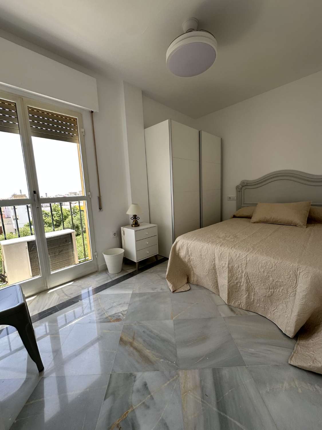 RUMMELIGT OG LYST VÆRELSE TIL LEJE FOR STUDERENDE ELLER ARBEJDERE I EN DELT LEJLIGHED I JEREZ DE LA FORNTERA (CHAPIN STADION) MED 4 VÆRELSESKAMMERATER