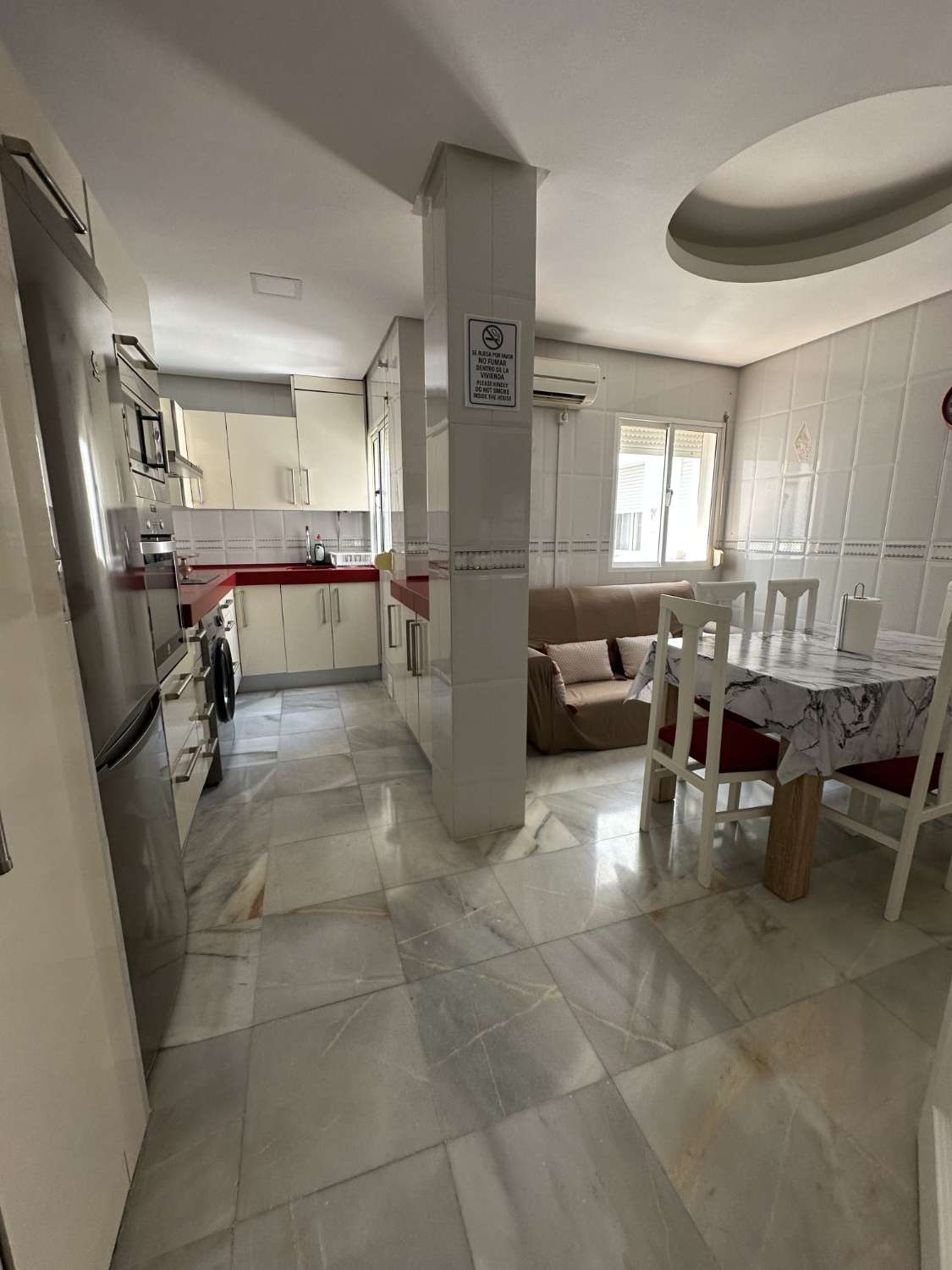 RUMMELIGT OG LYST VÆRELSE TIL LEJE FOR STUDERENDE ELLER ARBEJDERE I EN DELT LEJLIGHED I JEREZ DE LA FORNTERA (CHAPIN STADION) MED 4 VÆRELSESKAMMERATER