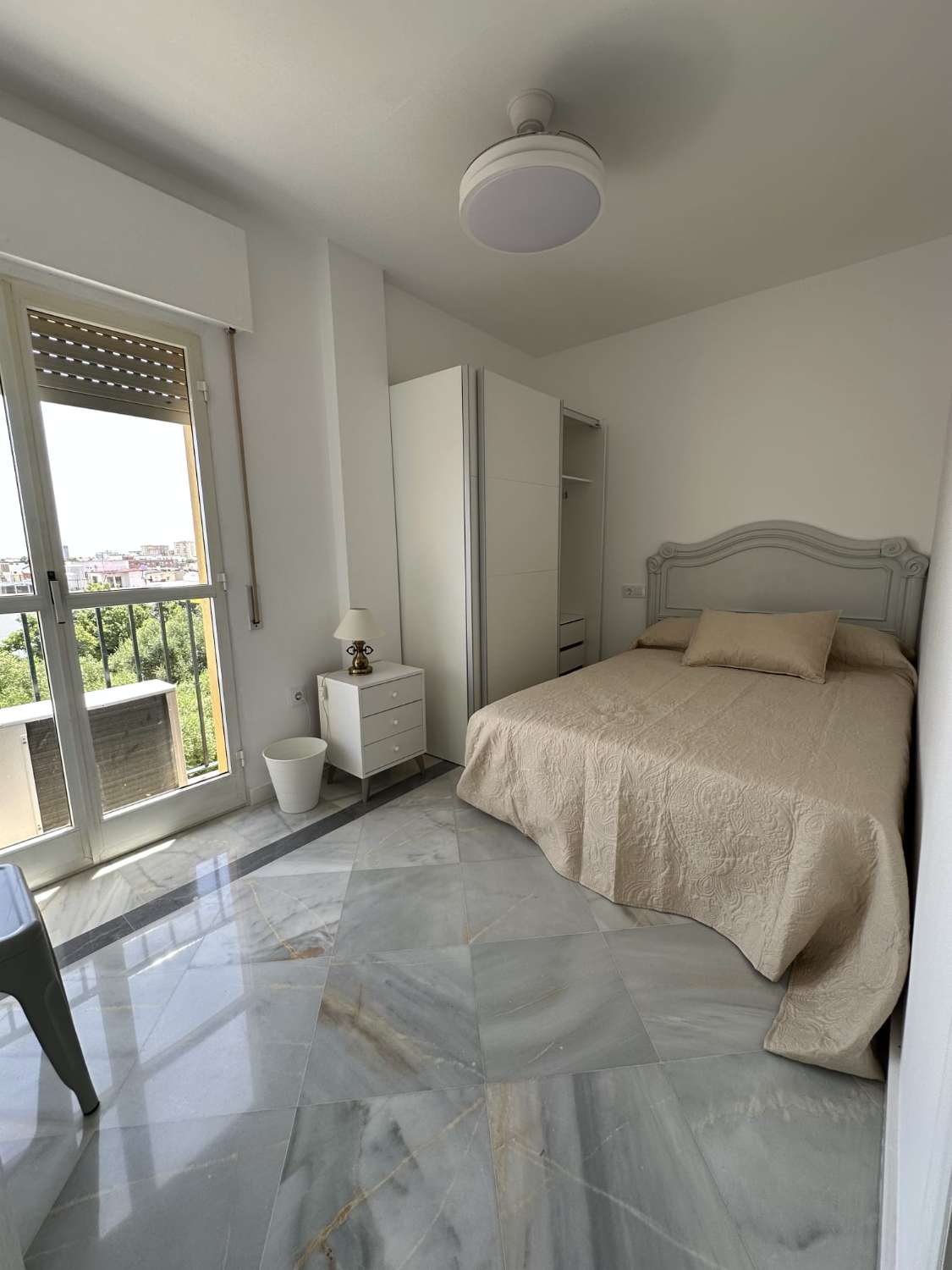 RUMMELIGT OG LYST VÆRELSE TIL LEJE FOR STUDERENDE ELLER ARBEJDERE I EN DELT LEJLIGHED I JEREZ DE LA FORNTERA (CHAPIN STADION) MED 4 VÆRELSESKAMMERATER