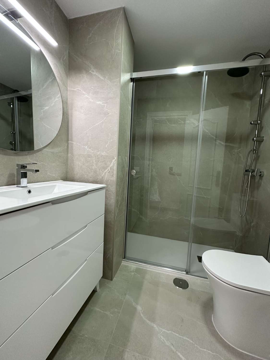 RUMMELIGT OG LYST VÆRELSE TIL LEJE FOR STUDERENDE ELLER ARBEJDERE I EN DELT LEJLIGHED I JEREZ DE LA FORNTERA (CHAPIN STADION) MED 4 VÆRELSESKAMMERATER