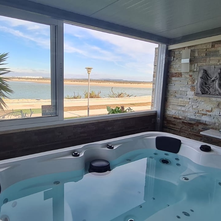 SE VENDE FABULOSO PISO BAJO CON LUJOSAS CALIDADES, GARAJE, TRASTERO Y 2 GRANDES TERRAZAS TECHADAS EN EL PASEO MARÍTIMO DE PUERTO REAL