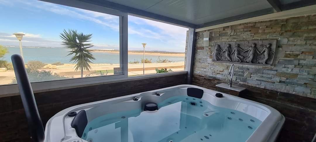 SE VENDE FABULOSO PISO BAJO CON LUJOSAS CALIDADES, GARAJE, TRASTERO Y 2 GRANDES TERRAZAS TECHADAS EN EL PASEO MARÍTIMO DE PUERTO REAL