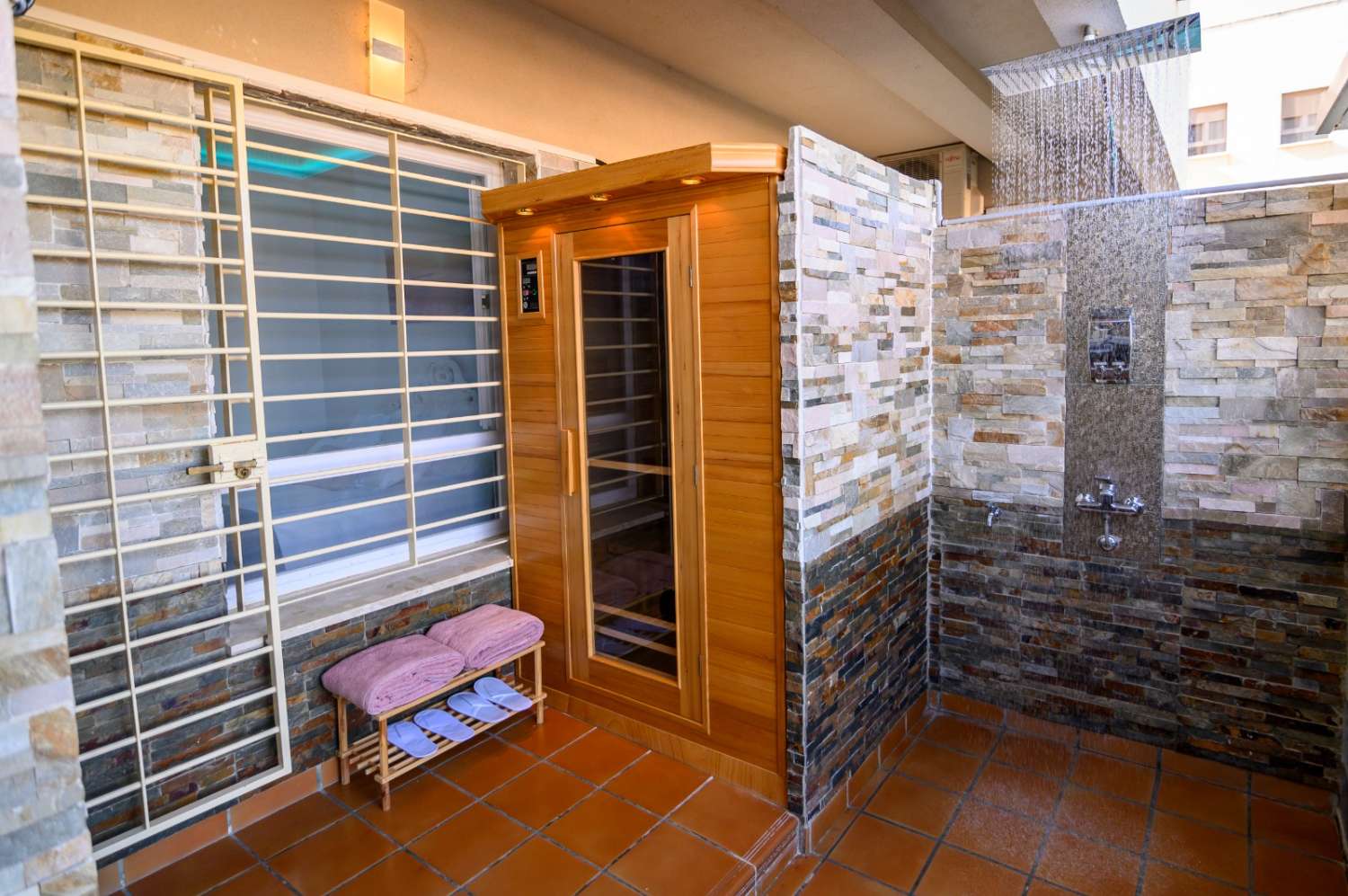 SE VENDE FABULOSO PISO BAJO CON LUJOSAS CALIDADES, GARAJE, TRASTERO Y 2 GRANDES TERRAZAS TECHADAS EN EL PASEO MARÍTIMO DE PUERTO REAL