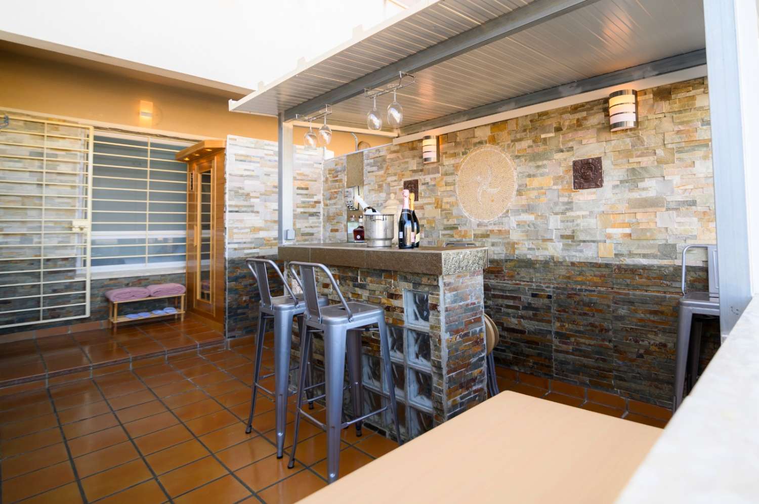 SE VENDE FABULOSO PISO BAJO CON LUJOSAS CALIDADES, GARAJE, TRASTERO Y 2 GRANDES TERRAZAS TECHADAS EN EL PASEO MARÍTIMO DE PUERTO REAL