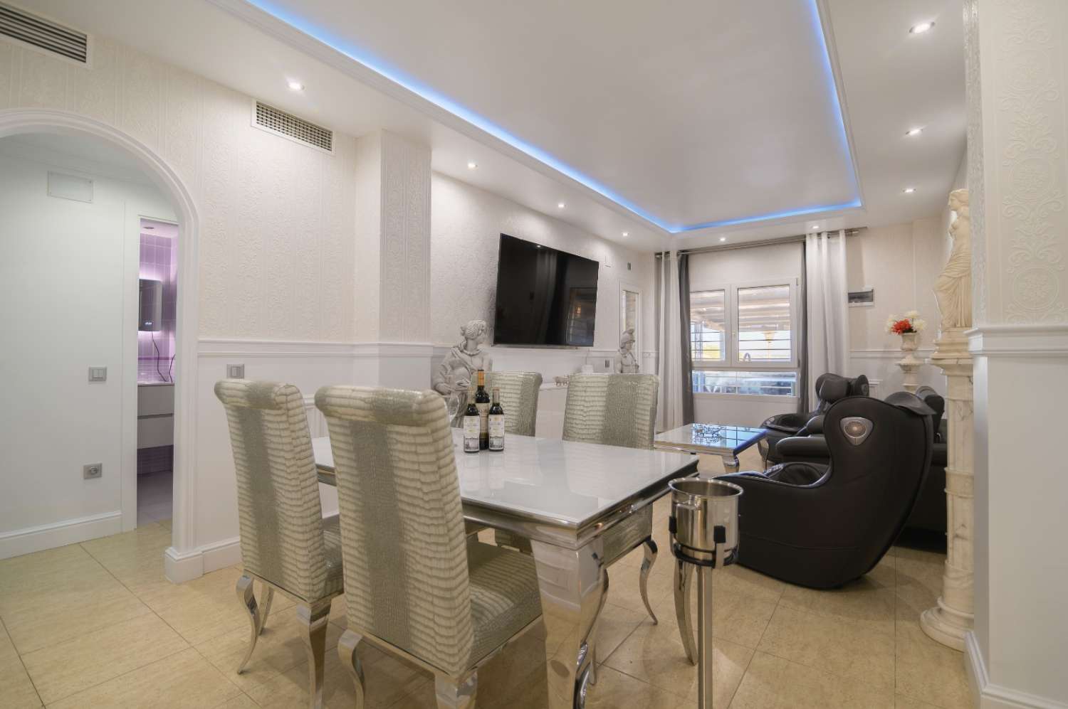 SE VENDE FABULOSO PISO BAJO CON LUJOSAS CALIDADES, GARAJE, TRASTERO Y 2 GRANDES TERRAZAS TECHADAS EN EL PASEO MARÍTIMO DE PUERTO REAL