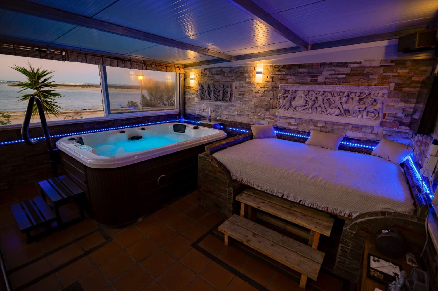 SE VENDE FABULOSO PISO BAJO CON LUJOSAS CALIDADES, GARAJE, TRASTERO Y 2 GRANDES TERRAZAS TECHADAS EN EL PASEO MARÍTIMO DE PUERTO REAL