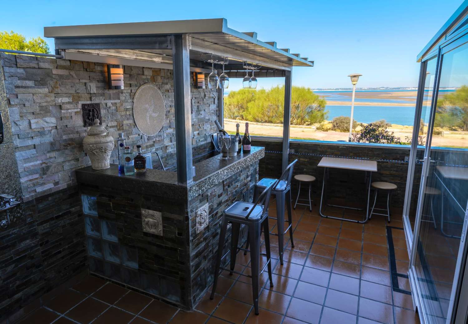 SE VENDE FABULOSO PISO BAJO CON LUJOSAS CALIDADES, GARAJE, TRASTERO Y 2 GRANDES TERRAZAS TECHADAS EN EL PASEO MARÍTIMO DE PUERTO REAL