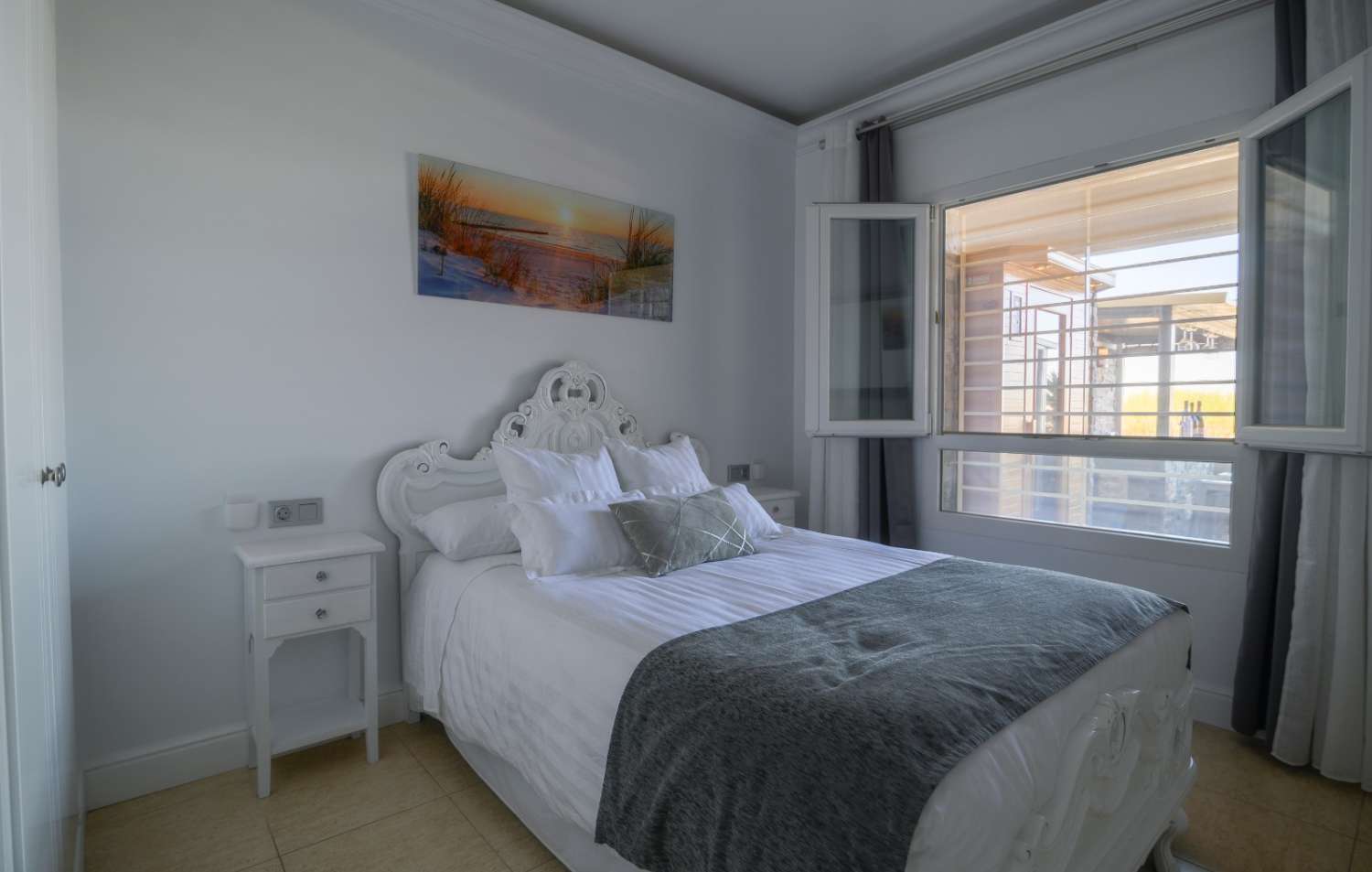 SE VENDE FABULOSO PISO BAJO CON LUJOSAS CALIDADES, GARAJE, TRASTERO Y 2 GRANDES TERRAZAS TECHADAS EN EL PASEO MARÍTIMO DE PUERTO REAL