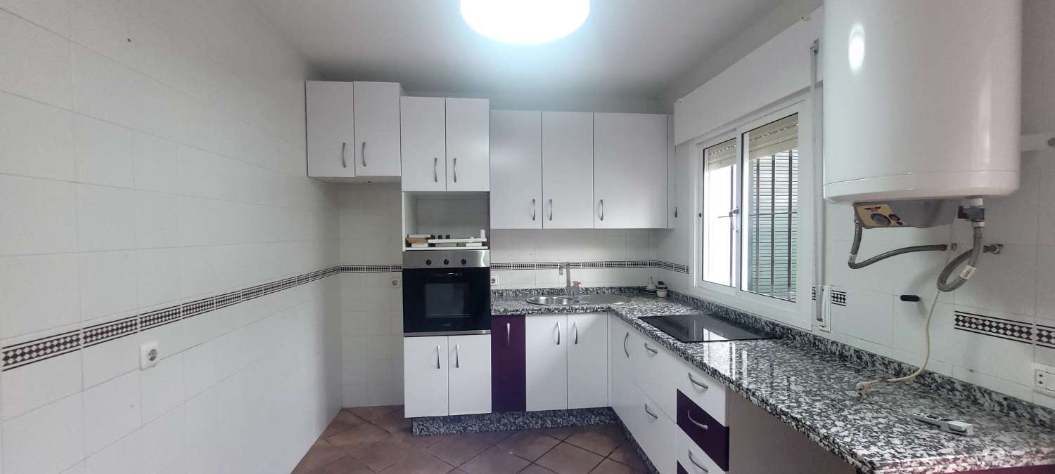 SE ALQUILA ESTUPENDO CHALET ADOSADO DE 165 M2 CON 4 DORMITORIOS Y 2 BAÑOS EN RESIDENCIAL ESPÍRITU SANTO DE SANLUCAR DE BARRAMEDA