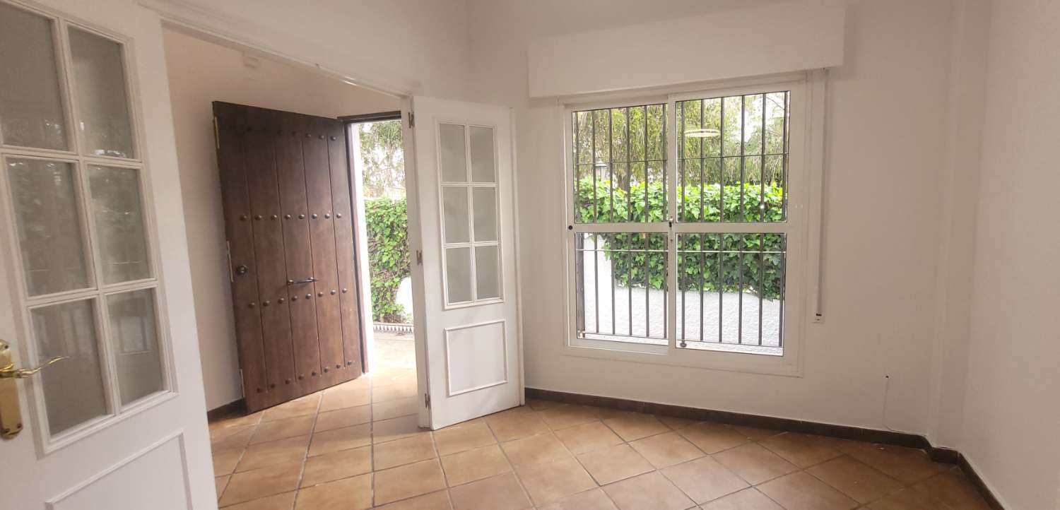 SE ALQUILA ESTUPENDO CHALET ADOSADO DE 165 M2 CON 4 DORMITORIOS Y 2 BAÑOS EN RESIDENCIAL ESPÍRITU SANTO DE SANLUCAR DE BARRAMEDA