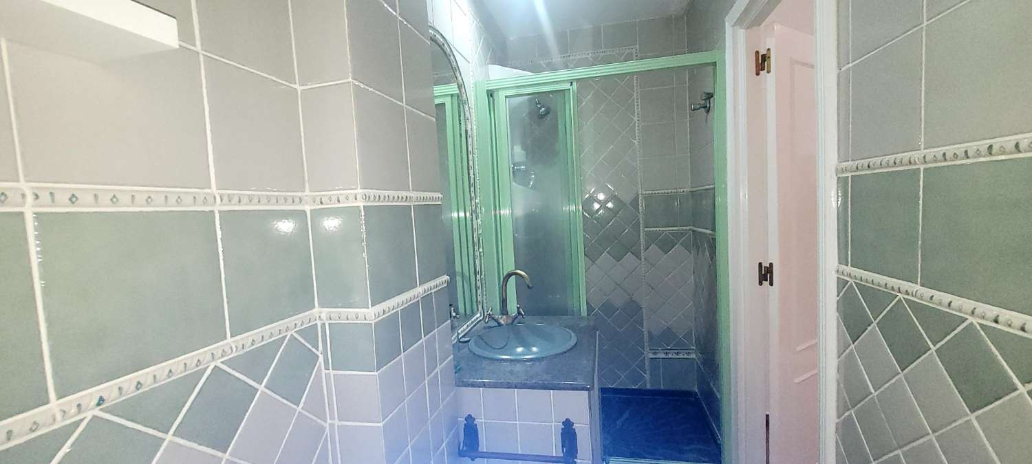 SE ALQUILA ESTUPENDO CHALET ADOSADO DE 165 M2 CON 4 DORMITORIOS Y 2 BAÑOS EN RESIDENCIAL ESPÍRITU SANTO DE SANLUCAR DE BARRAMEDA