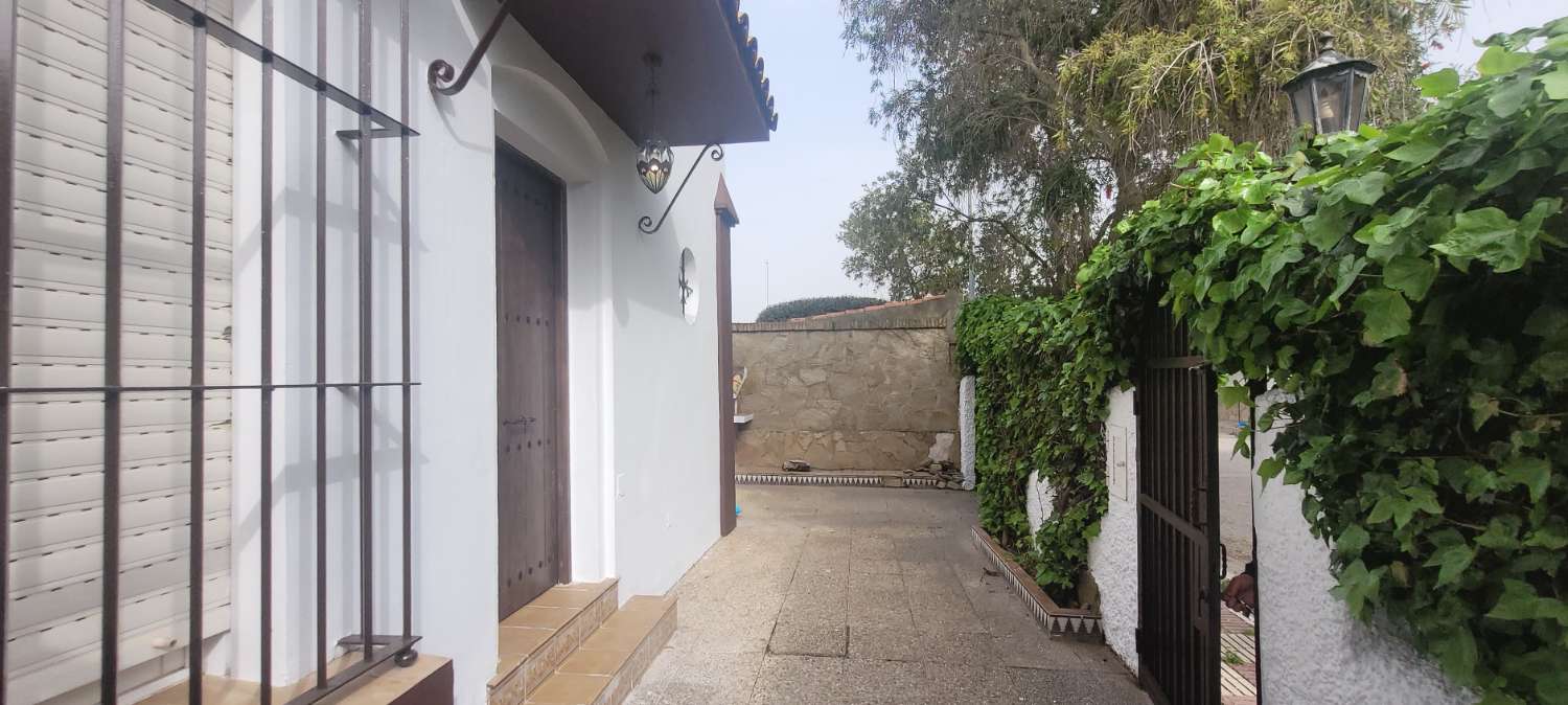 SE ALQUILA ESTUPENDO CHALET ADOSADO DE 165 M2 CON 4 DORMITORIOS Y 2 BAÑOS EN RESIDENCIAL ESPÍRITU SANTO DE SANLUCAR DE BARRAMEDA