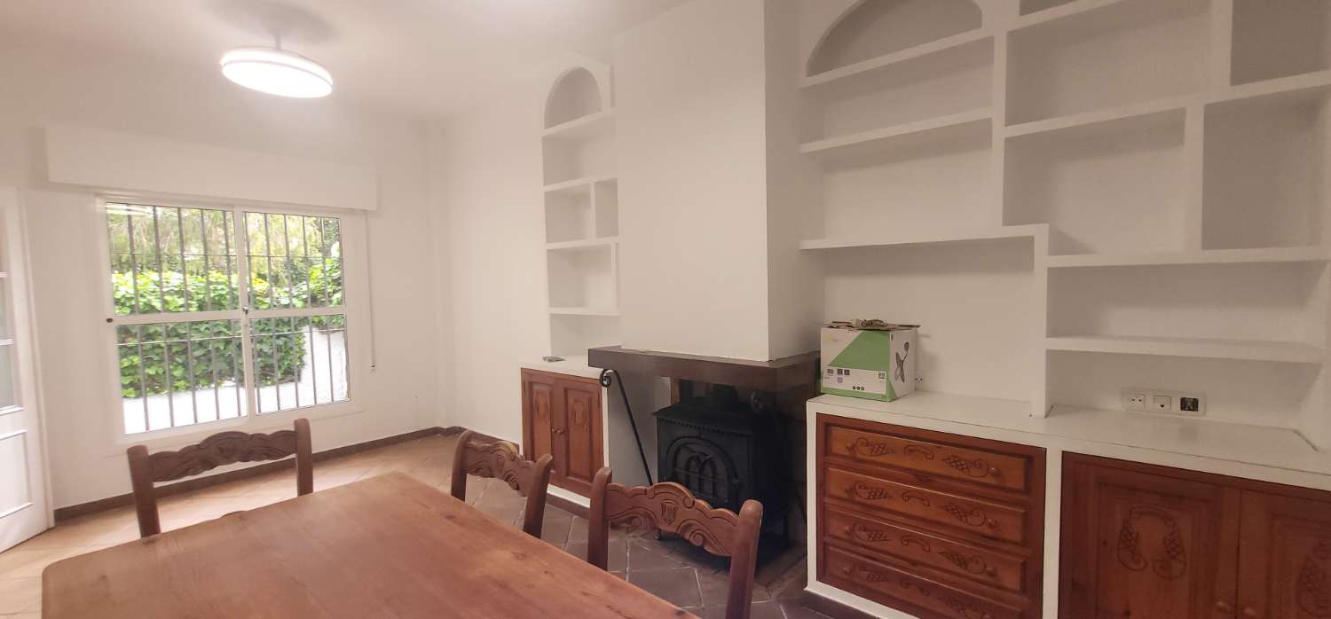 SE ALQUILA ESTUPENDO CHALET ADOSADO DE 165 M2 CON 4 DORMITORIOS Y 2 BAÑOS EN RESIDENCIAL ESPÍRITU SANTO DE SANLUCAR DE BARRAMEDA