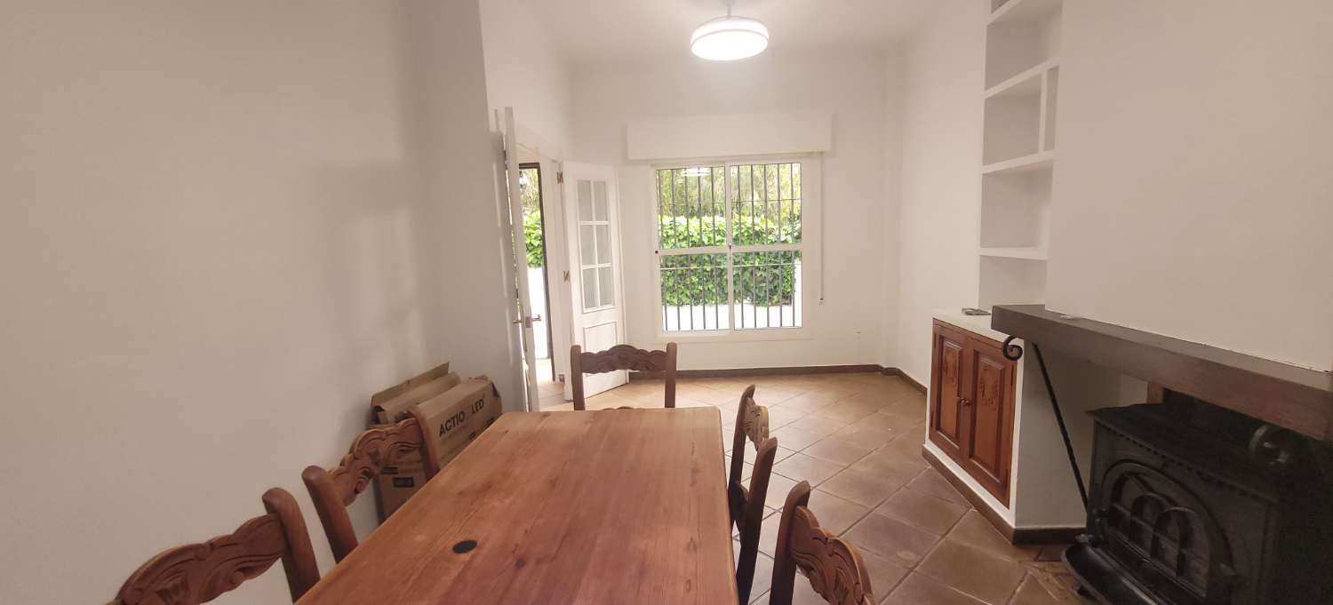 SE ALQUILA ESTUPENDO CHALET ADOSADO DE 165 M2 CON 4 DORMITORIOS Y 2 BAÑOS EN RESIDENCIAL ESPÍRITU SANTO DE SANLUCAR DE BARRAMEDA