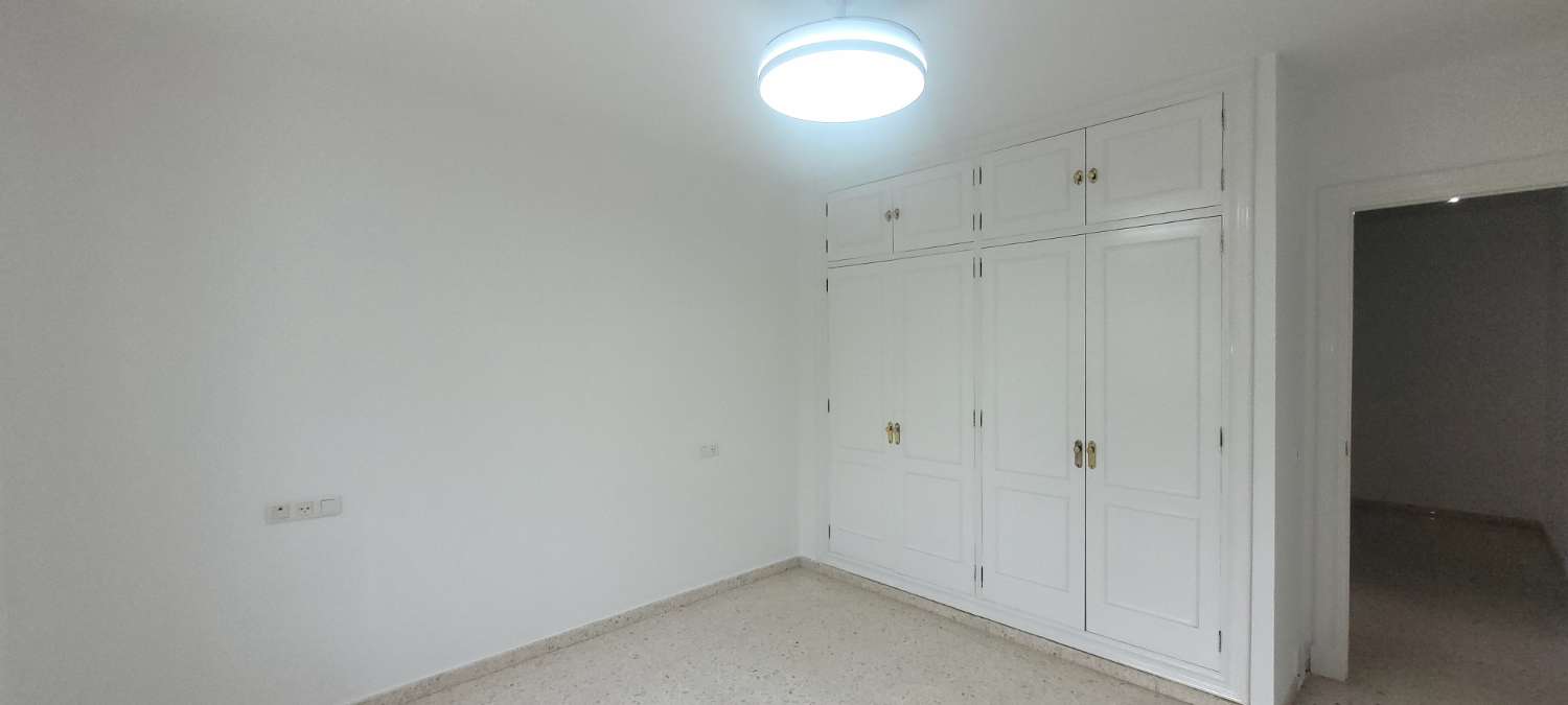 SE ALQUILA ESTUPENDO CHALET ADOSADO DE 165 M2 CON 4 DORMITORIOS Y 2 BAÑOS EN RESIDENCIAL ESPÍRITU SANTO DE SANLUCAR DE BARRAMEDA