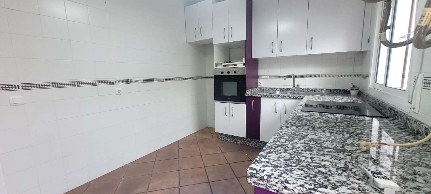 SE ALQUILA ESTUPENDO CHALET ADOSADO DE 165 M2 CON 4 DORMITORIOS Y 2 BAÑOS EN RESIDENCIAL ESPÍRITU SANTO DE SANLUCAR DE BARRAMEDA