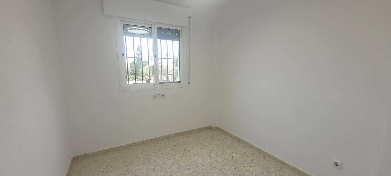 SE ALQUILA ESTUPENDO CHALET ADOSADO DE 165 M2 CON 4 DORMITORIOS Y 2 BAÑOS EN RESIDENCIAL ESPÍRITU SANTO DE SANLUCAR DE BARRAMEDA