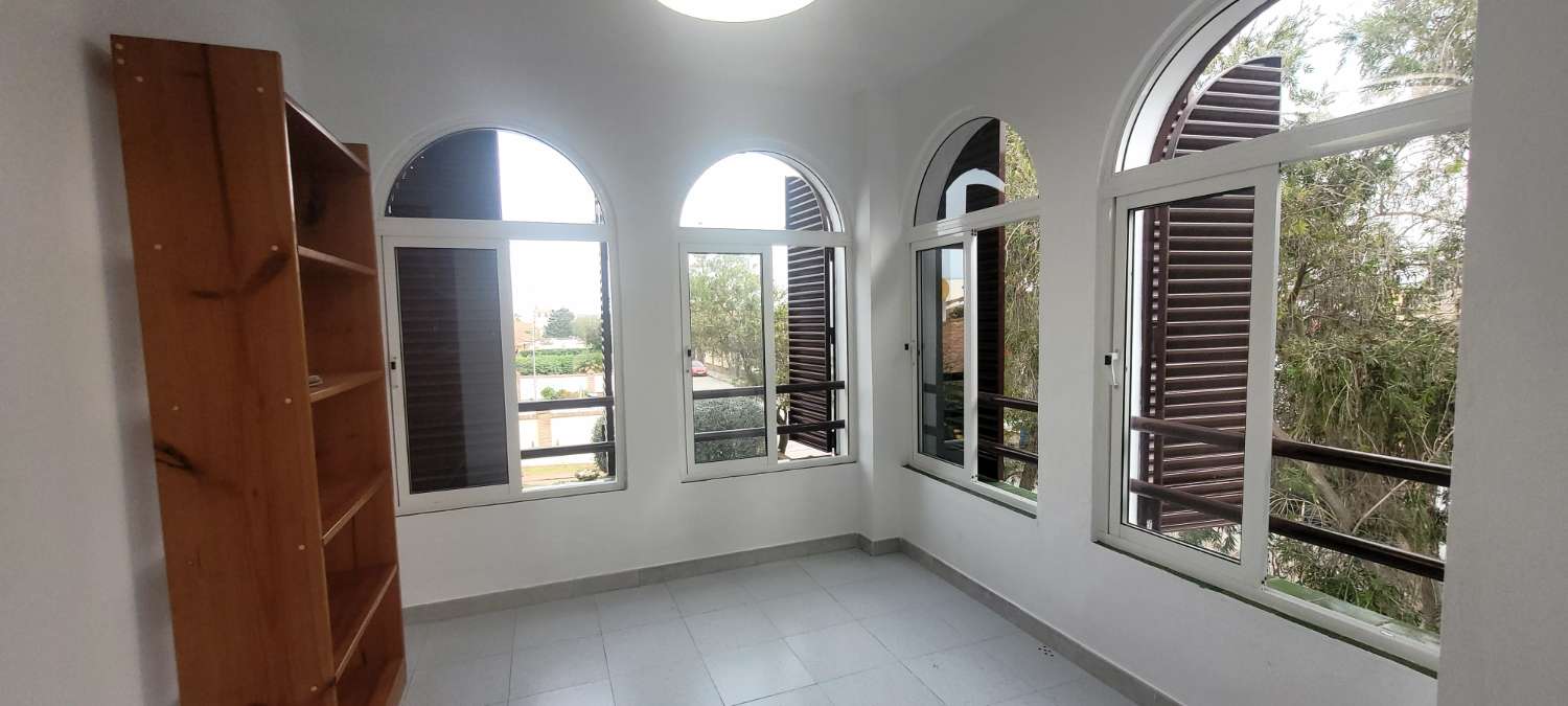 SE ALQUILA ESTUPENDO CHALET ADOSADO DE 165 M2 CON 4 DORMITORIOS Y 2 BAÑOS EN RESIDENCIAL ESPÍRITU SANTO DE SANLUCAR DE BARRAMEDA