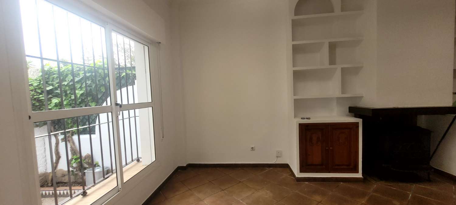 SE ALQUILA ESTUPENDO CHALET ADOSADO DE 165 M2 CON 4 DORMITORIOS Y 2 BAÑOS EN RESIDENCIAL ESPÍRITU SANTO DE SANLUCAR DE BARRAMEDA