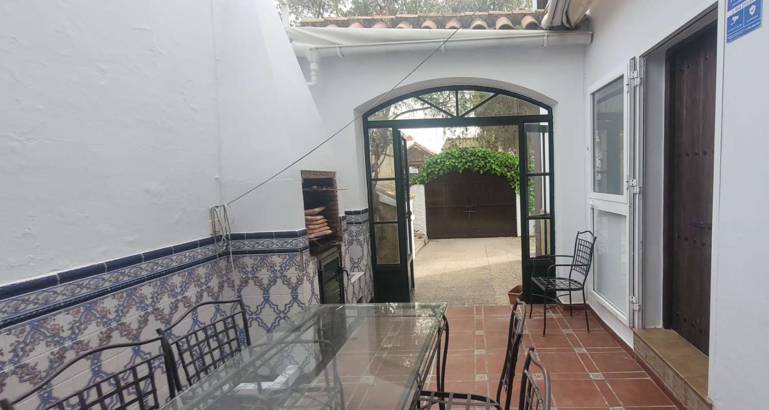 SE ALQUILA ESTUPENDO CHALET ADOSADO DE 165 M2 CON 4 DORMITORIOS Y 2 BAÑOS EN RESIDENCIAL ESPÍRITU SANTO DE SANLUCAR DE BARRAMEDA