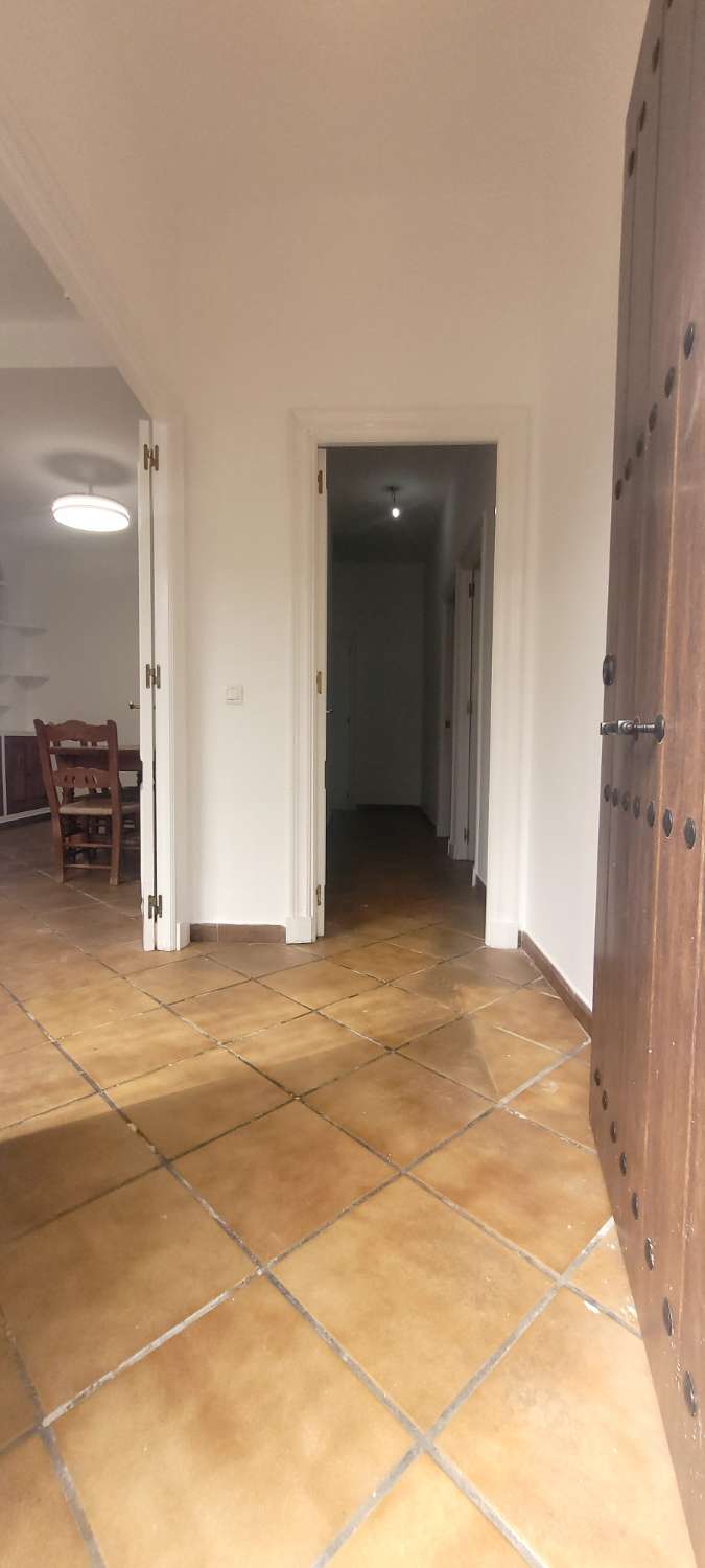 SE ALQUILA ESTUPENDO CHALET ADOSADO DE 165 M2 CON 4 DORMITORIOS Y 2 BAÑOS EN RESIDENCIAL ESPÍRITU SANTO DE SANLUCAR DE BARRAMEDA