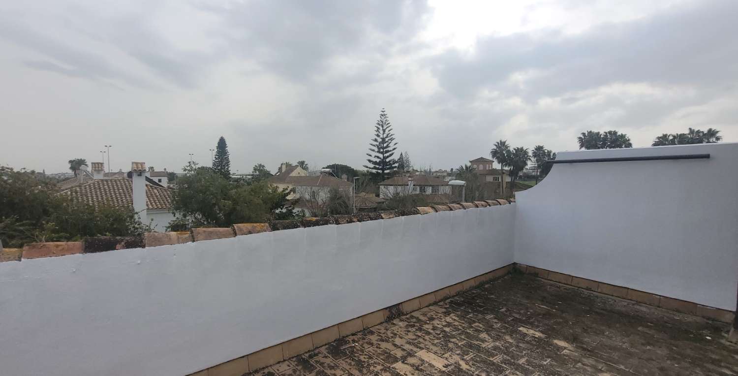 SE ALQUILA ESTUPENDO CHALET ADOSADO DE 165 M2 CON 4 DORMITORIOS Y 2 BAÑOS EN RESIDENCIAL ESPÍRITU SANTO DE SANLUCAR DE BARRAMEDA