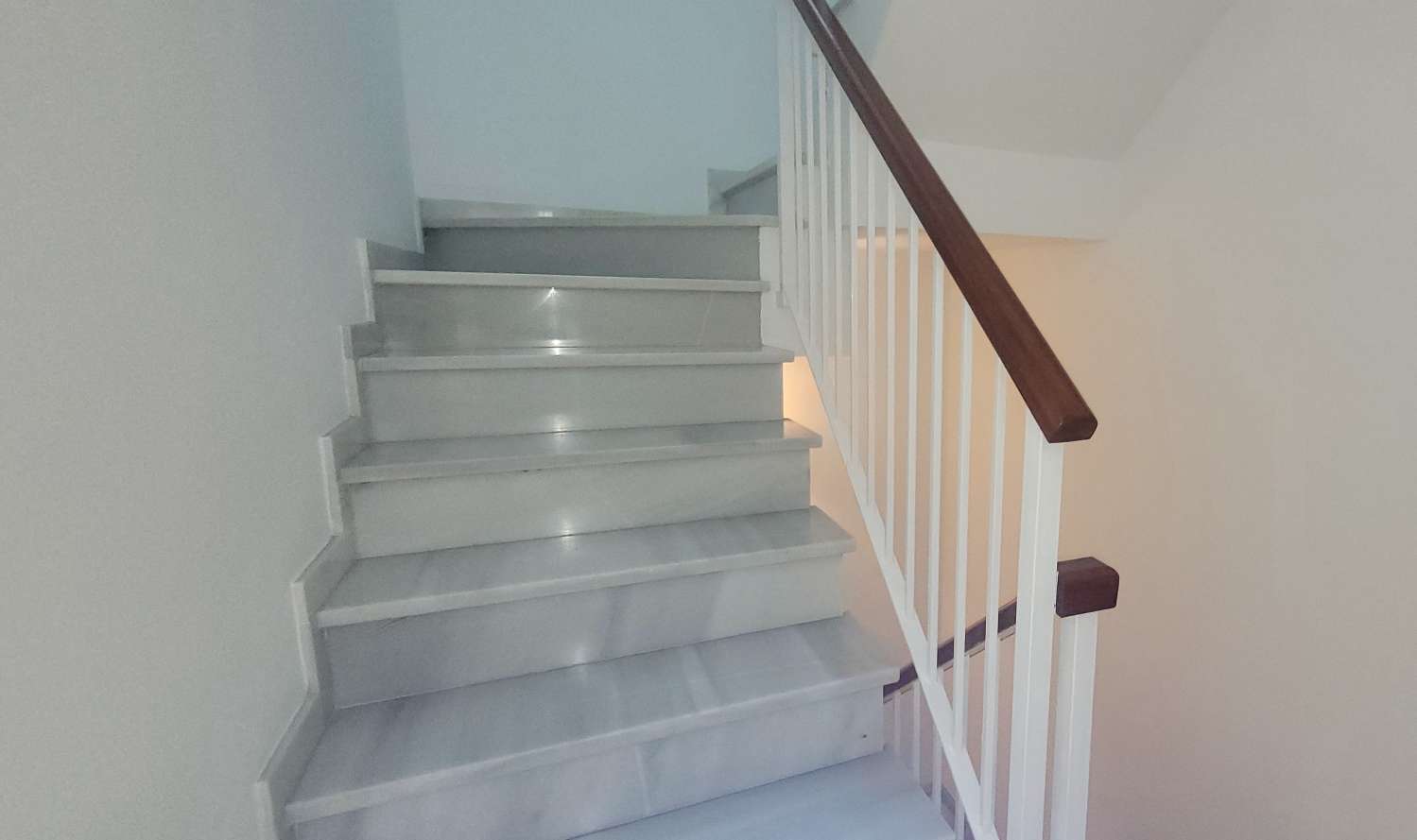 SE ALQUILA ESTUPENDO CHALET ADOSADO DE 165 M2 CON 4 DORMITORIOS Y 2 BAÑOS EN RESIDENCIAL ESPÍRITU SANTO DE SANLUCAR DE BARRAMEDA