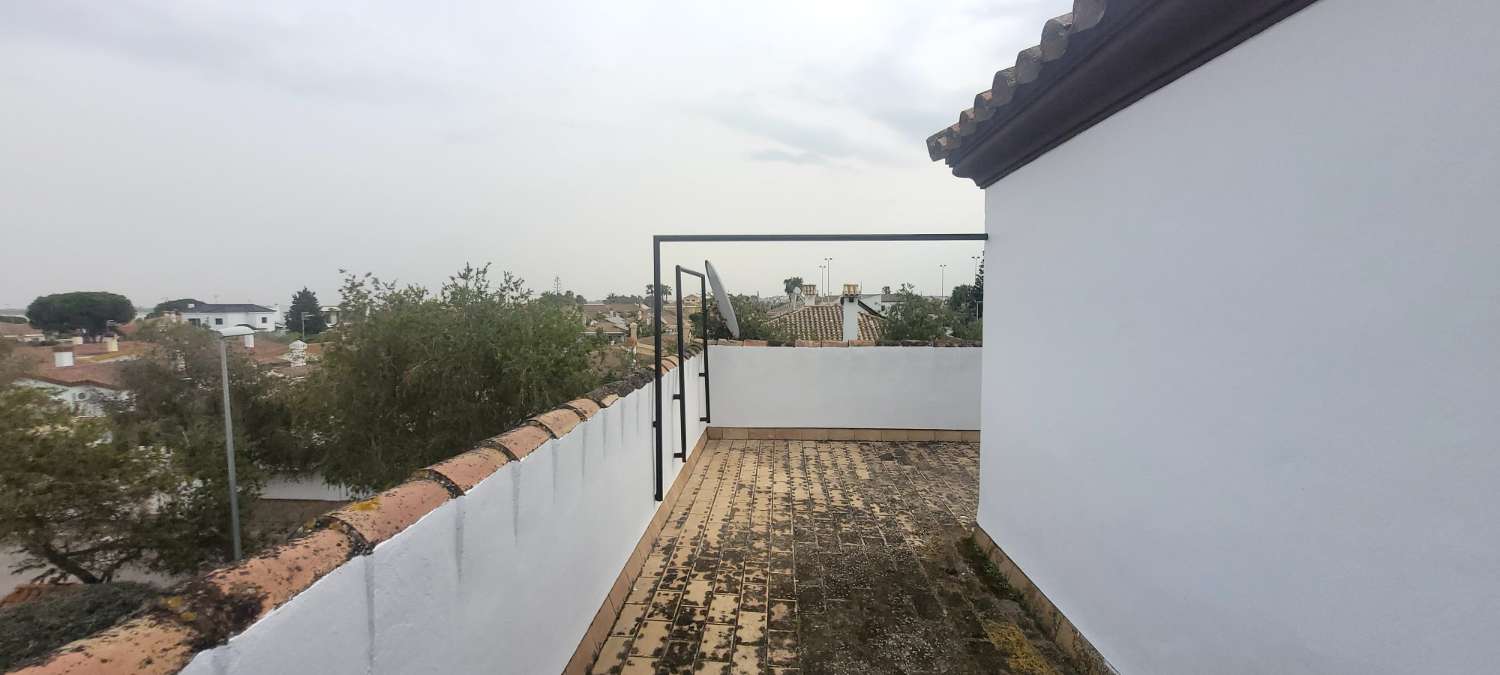 SE ALQUILA ESTUPENDO CHALET ADOSADO DE 165 M2 CON 4 DORMITORIOS Y 2 BAÑOS EN RESIDENCIAL ESPÍRITU SANTO DE SANLUCAR DE BARRAMEDA
