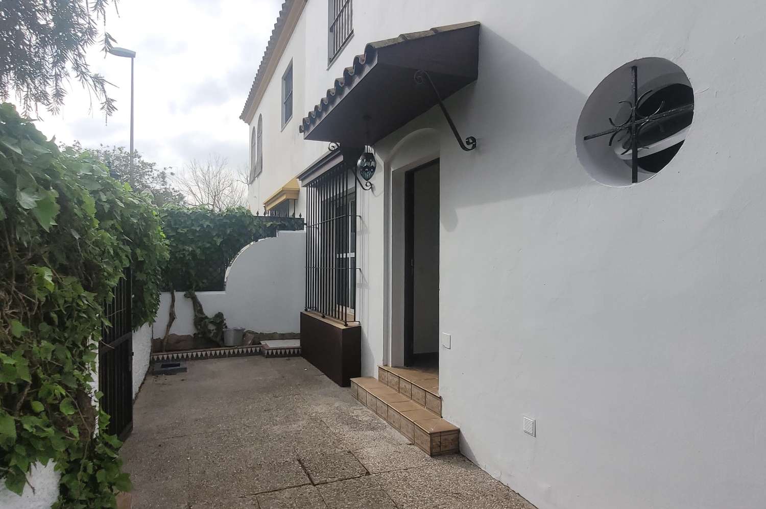 SE ALQUILA ESTUPENDO CHALET ADOSADO DE 165 M2 CON 4 DORMITORIOS Y 2 BAÑOS EN RESIDENCIAL ESPÍRITU SANTO DE SANLUCAR DE BARRAMEDA