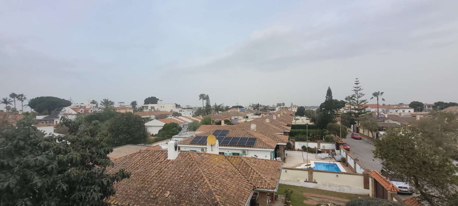 SE ALQUILA ESTUPENDO CHALET ADOSADO DE 165 M2 CON 4 DORMITORIOS Y 2 BAÑOS EN RESIDENCIAL ESPÍRITU SANTO DE SANLUCAR DE BARRAMEDA