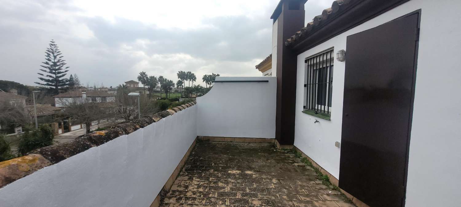 SE ALQUILA ESTUPENDO CHALET ADOSADO DE 165 M2 CON 4 DORMITORIOS Y 2 BAÑOS EN RESIDENCIAL ESPÍRITU SANTO DE SANLUCAR DE BARRAMEDA