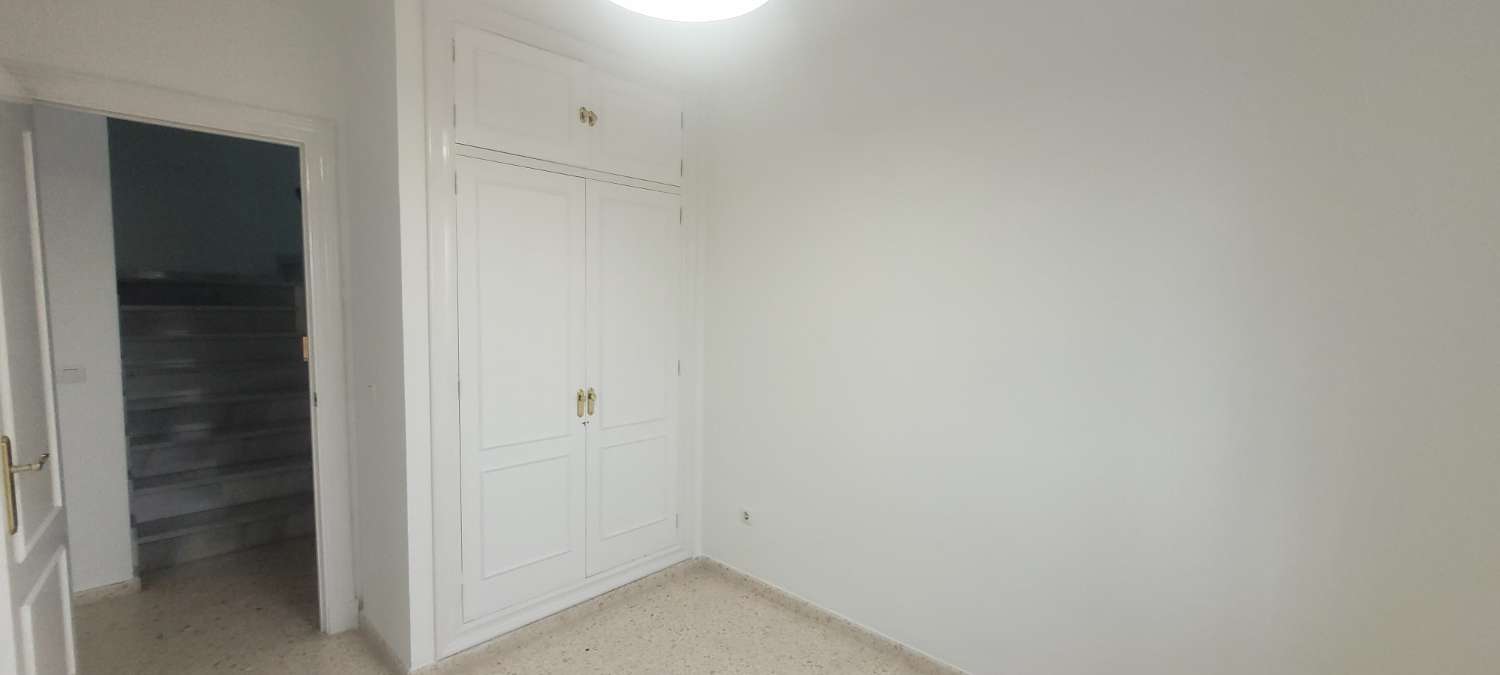 SE ALQUILA ESTUPENDO CHALET ADOSADO DE 165 M2 CON 4 DORMITORIOS Y 2 BAÑOS EN RESIDENCIAL ESPÍRITU SANTO DE SANLUCAR DE BARRAMEDA